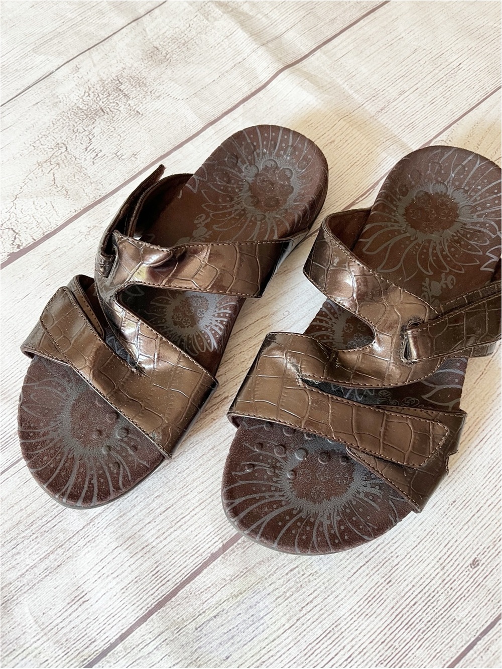 Vionic brown flat slip on sandals sz 8